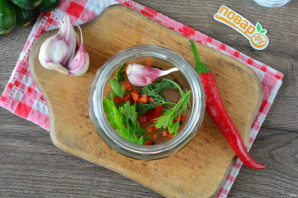 Малосольные огурцы с перцем чили
