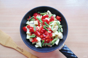 Кабачки тушеные с овощами и перцем