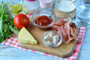 Пицца с прошутто и рукколой