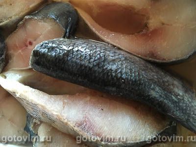 Стейки судака в духовке, маринованные в белом вине и с лемонграссом и куркумой