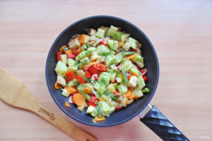 Кабачки тушеные с овощами и перцем