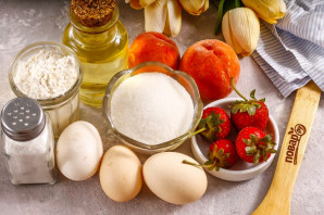 Пирог с клубникой и персиками