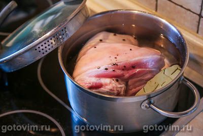 Рулька в глазури из меда с соевым соусом, запеченная в духовке  