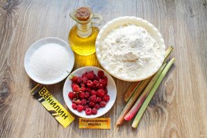 Пирог с ревенем и малиной