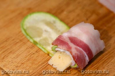 Рулетики из кабачков с беконом и сыром, запеченные в формочках для кексов