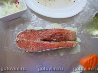 Стейк семги в фольге (с помидорами и сыром)