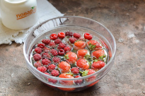 Компот из клубники, малины и смородины на зиму