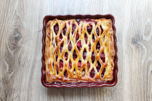 Пирог с ревенем и вишней