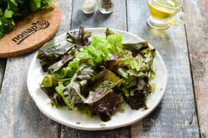 Салат с грейпфрутом и кедровыми орешками