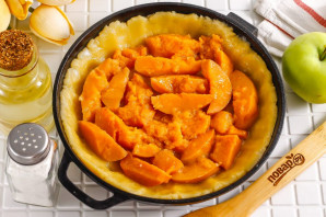 Песочный пирог с вареньем и яблоками