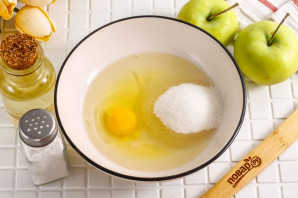 Песочный пирог с вареньем и яблоками