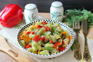 Кабачки тушеные с овощами и перцем