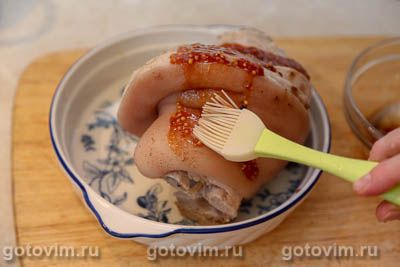 Рулька в глазури из меда с соевым соусом, запеченная в духовке  