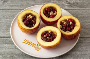 Печеные яблоки с клюквой