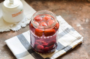 Компот из вишни и клубники на зиму Компот из вишни и клубники на зиму