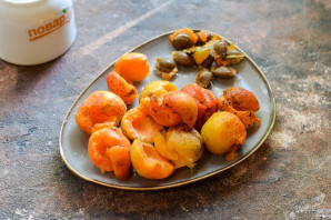 Компот из абрикосов с мятой на зиму