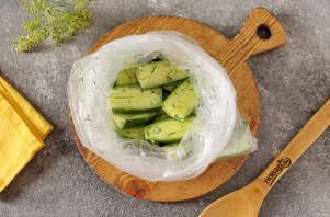 Маринованные огурцы в пакете с уксусом