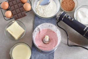 Клубничный торт с шоколадным кремом и глазурью