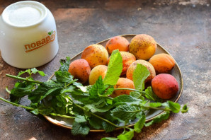 Компот из абрикосов с мятой на зиму