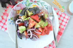 Салат с авокадо и базиликом