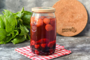 Компот из клубники, малины и смородины на зиму