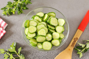 Малосольные огурцы в микроволновке