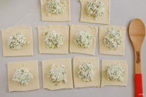 Слоеные конвертики с творогом