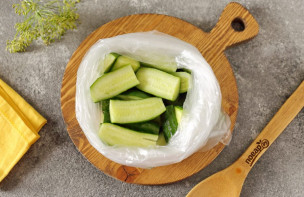 Маринованные огурцы в пакете с уксусом