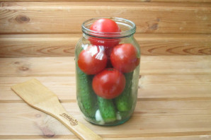 Огурцы с помидорами на зиму без стерилизации
