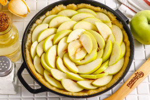 Песочный пирог с вареньем и яблоками