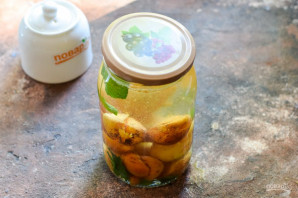 Компот из абрикосов с мятой на зиму