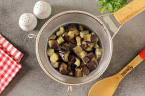 Одесский салат с сельдереем и баклажанами Одесский салат с сельдереем и баклажанами