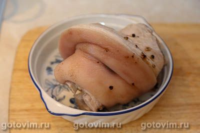 Рулька в глазури из меда с соевым соусом, запеченная в духовке  