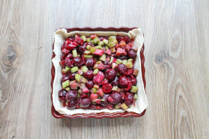 Пирог с ревенем и вишней