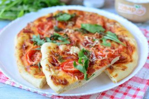 Пицца с прошутто и рукколой