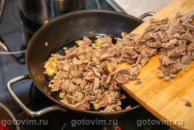 Фрикасе из куриных желудков в соусе на желтках