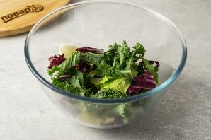 Салат из авокадо с грушей и сыром