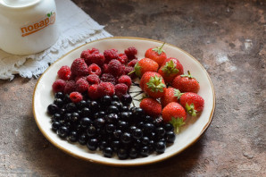 Компот из клубники, малины и смородины на зиму