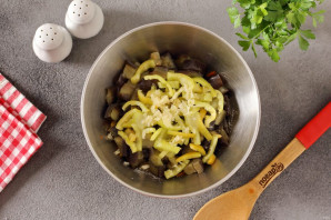 Одесский салат с сельдереем и баклажанами Одесский салат с сельдереем и баклажанами