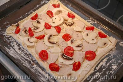 Пицца из готового слоеного теста с курицей, грибами и сыром Пицца из готового слоеного теста с курицей, грибами и сыром