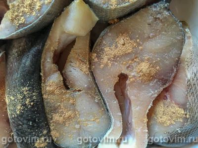 Стейки судака в духовке, маринованные в белом вине и с лемонграссом и куркумой