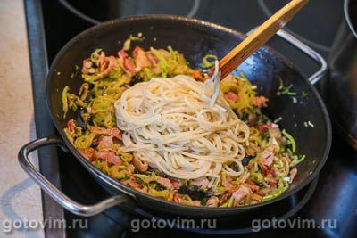Макароны с беконом и кабачками