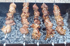 Шашлык в яблочном маринаде