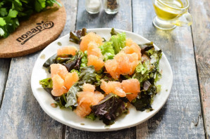 Салат с грейпфрутом и кедровыми орешками