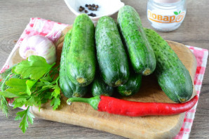 Малосольные огурцы с перцем чили