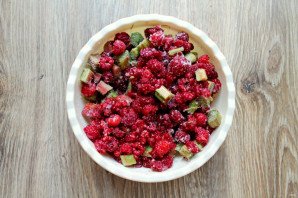 Пирог с ревенем и малиной