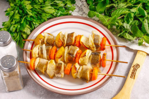 Шашлык из рыбы с яблоками