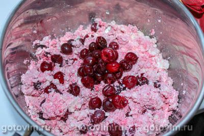 Творожная запеканка на манке с черешней