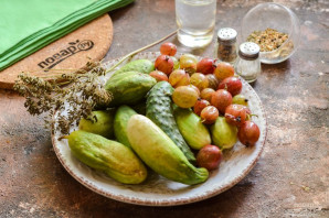 Огурцы с крыжовником на зиму