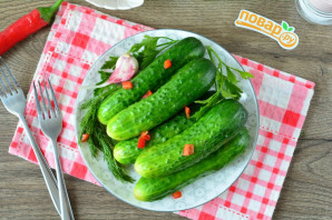 Малосольные огурцы с перцем чили